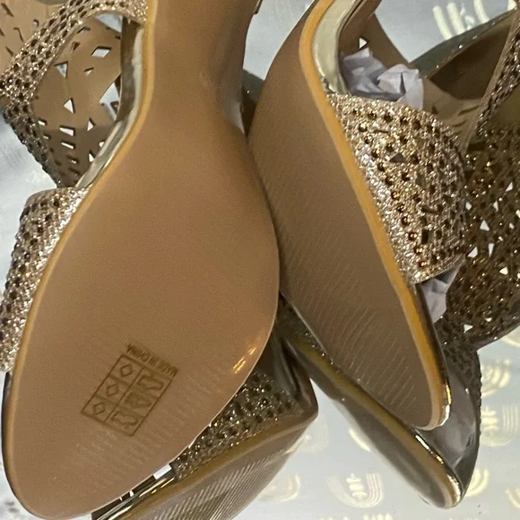 NWT Gold Textured Metallic Heels - Picture 11 of 13